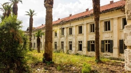 La maison de mon grand-père vendue à bas prix : ce que je découvre enfin dans le sous-sol après tant d'années