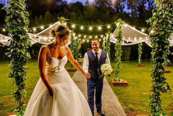 Un cercueil décoré d'un nœud de cadeau surgit lors de notre mariage : j'ai failli m'évanouir en découvrant ce qu'il contenait