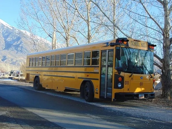 Une adolescente meurt après avoir percuté un autobus scolaire ; la police découvre ce qu'elle tenait