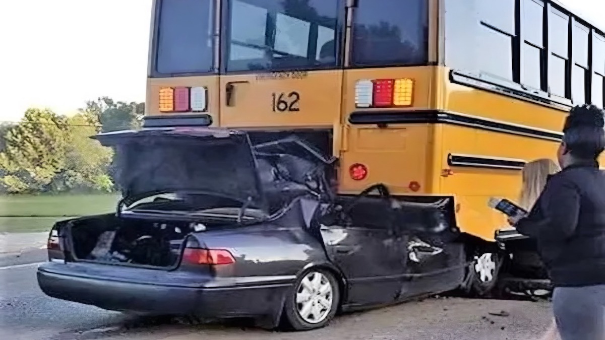 Une adolescente meurt après avoir percuté un autobus scolaire ; la police découvre ce qu'elle tenait