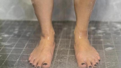 5 choses qui peuvent vous arriver si vous urinez sous la douche