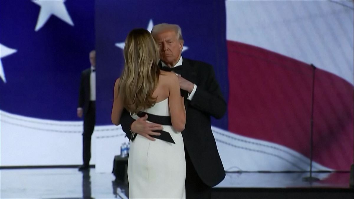 Ce moment gênant : le baiser raté entre Donald et Melania Trump à cause du chapeau de la First Lady