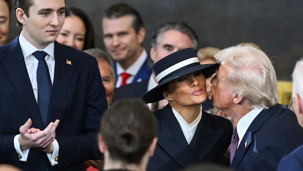 Ce moment gênant : le baiser raté entre Donald et Melania Trump à cause du chapeau de la First Lady