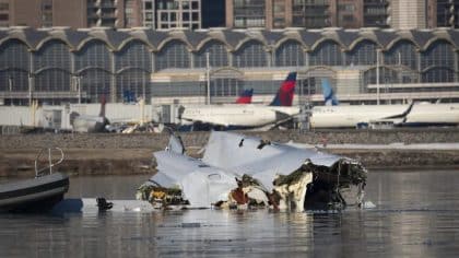 Collision à Washington : un hélicoptère touche un avion d'American Airlines, l'alerte aurait-elle été négligée ?