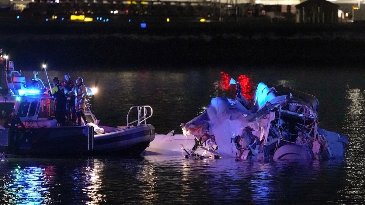 Collision à Washington : un hélicoptère touche un avion d'American Airlines, l'alerte aurait-elle été négligée ?