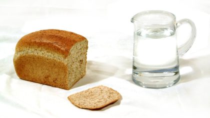 Des enfants privés de repas : le scandale du pain et de l'eau à la cantine