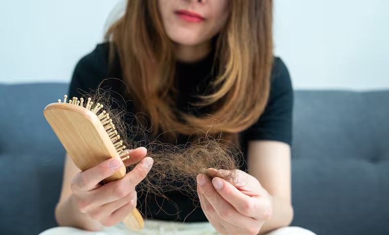 Pourquoi les cheveux tombent-ils ? Les causes et comment les éviter, selon un expert