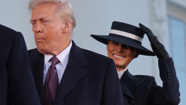 Retour à la Maison Blanche : Melania Trump étonne avec un chapeau XXL et un style austère lors de l’investiture