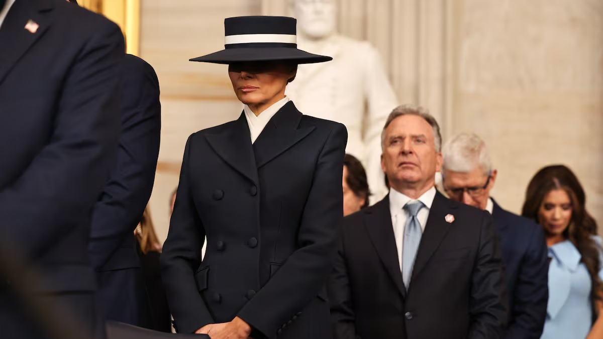 Retour à la Maison Blanche : Melania Trump étonne avec un chapeau XXL et un style austère lors de l’investiture