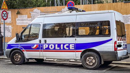 Tragédie à Lyon : un homme perd la vie sous un camion de livraison devant une école