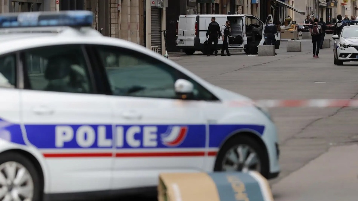 Tragédie à Lyon : un homme perd la vie sous un camion de livraison devant une école