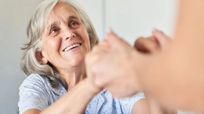 Un veuf en détresse à l’aéroport : l’incroyable geste d’une grand-mère de 82 ans pour sauver la situation