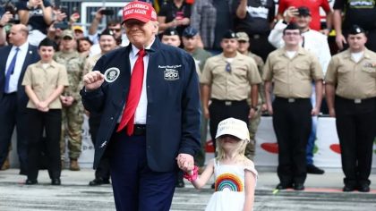 Après Elon Musk portant son fils sur les épaules, Donald Trump se retrouve main dans la main avec sa petite-fille à une course automobile