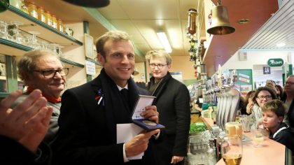 Emmanuel Macron fait une apparition dans un café PMU et remporte le gros lot