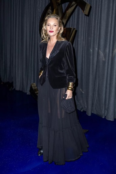 Kate Moss à Paris : en jupe translucide et cuissardes, elle arbore un style rock qui lui est propre