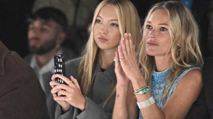 Kate Moss à Paris : en jupe translucide et cuissardes, elle arbore un style rock qui lui est propre