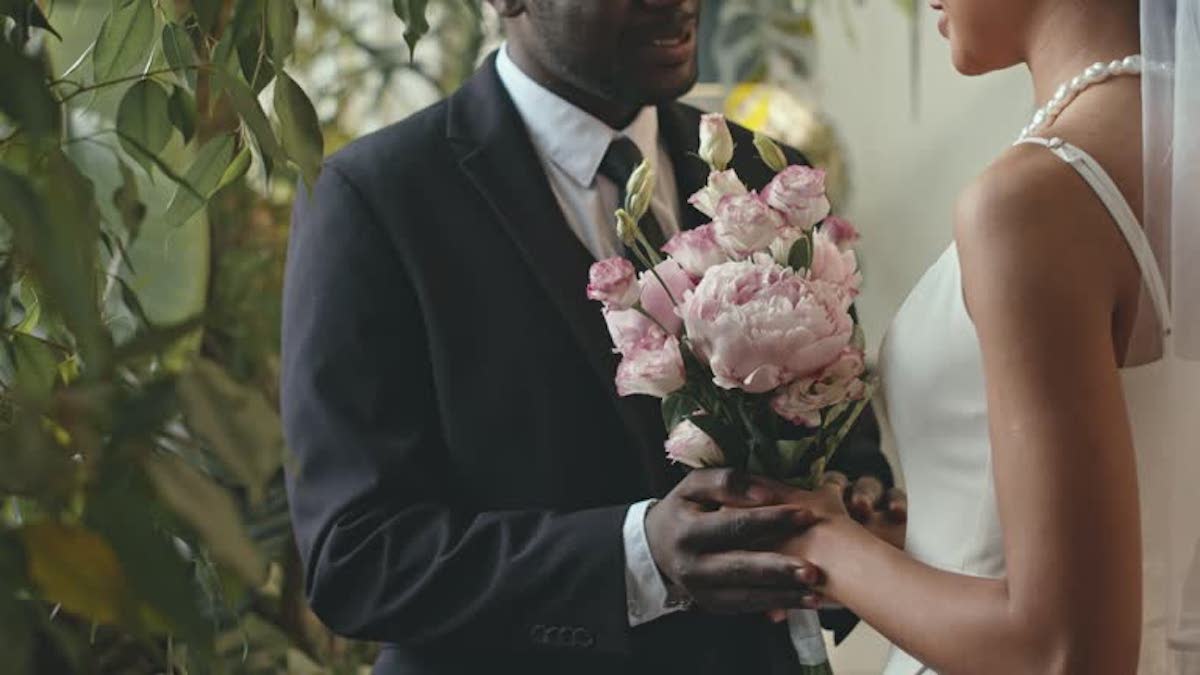 Lors du mariage, la maîtresse du mari fait irruption en robe blanche pour "avertir la mariée"