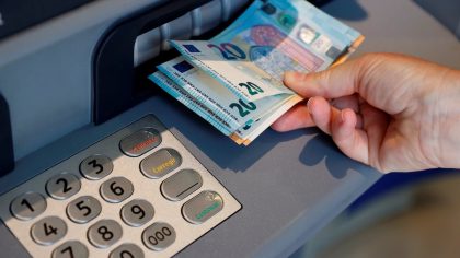 3 façons de retirer de l'argent liquide sans utiliser de carte bancaire