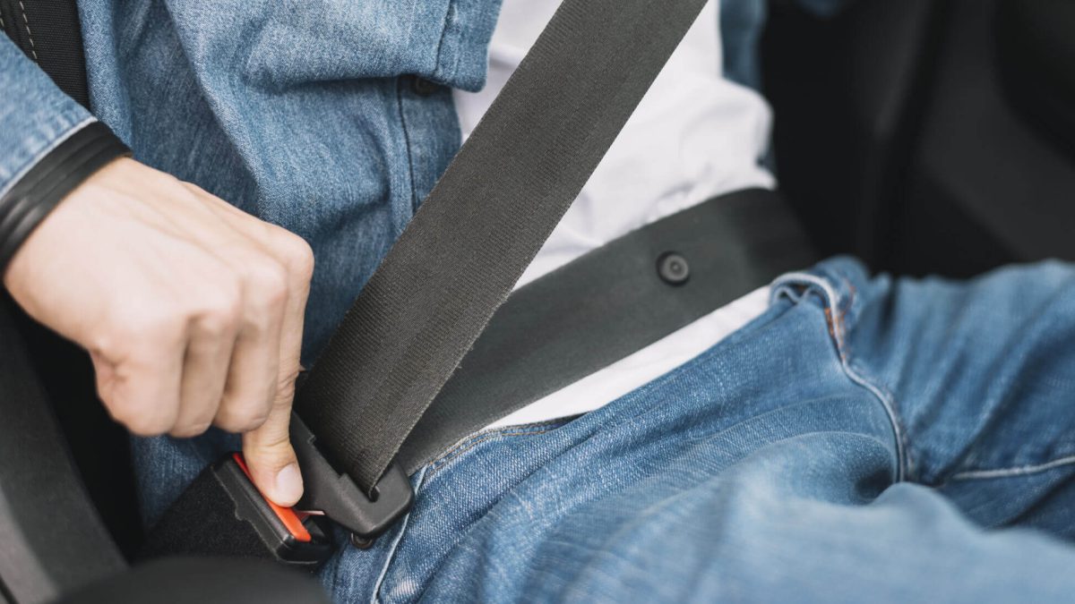 Découvrez la fonction méconnue du bouton sur la ceinture de sécurité