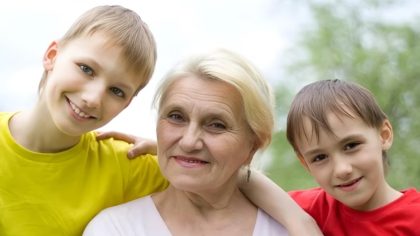 Deux ans après la perte de ma fille et de mon gendre, mes petits-enfants ont crié : « Grand-mère, regarde, c’est notre maman et notre papa ! »