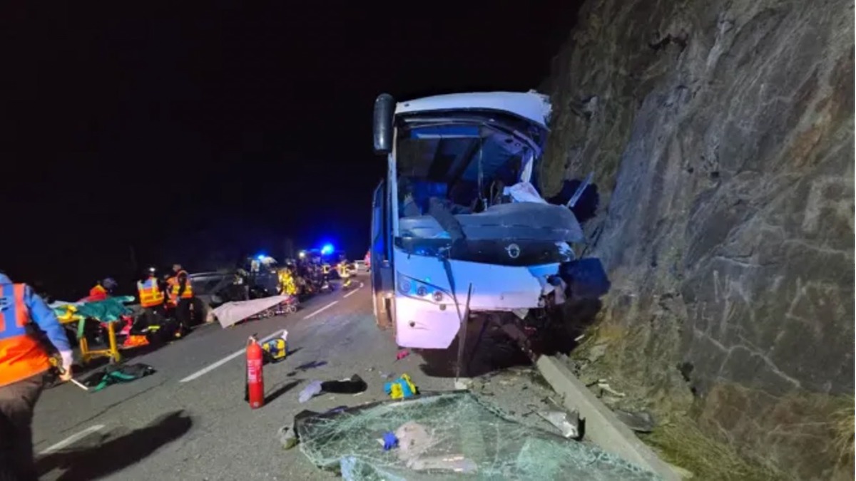 Deux morts et trois blessés graves en France dans l'accident d'un car de retour à L'Hospitalet