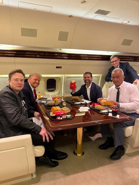 Elon Musk étonne Internet après que les internautes ont remarqué un petit détail sur cette photo avec Trump