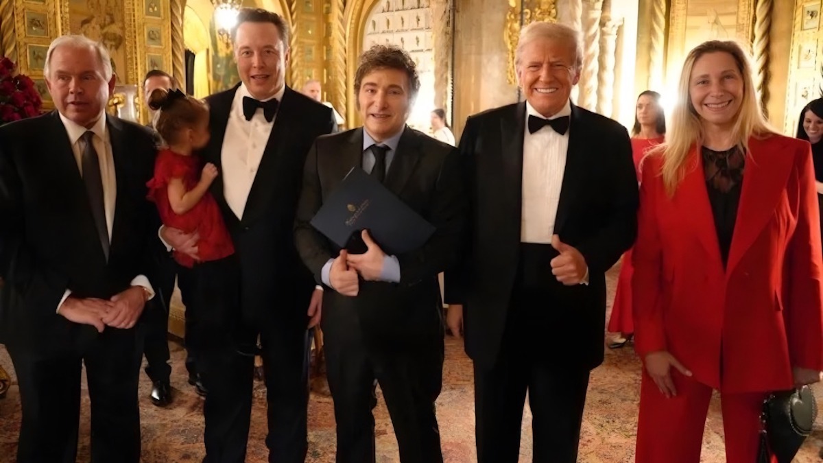 Elon Musk étonne Internet après que les internautes ont remarqué un petit détail sur cette photo avec Trump