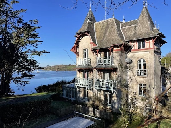 La maison de Jane Birkin mise en vente : les nombreux objets laissés par Charlotte Gainsbourg et Lou Doillon à la nouvelle propriétaire, désormais célèbre