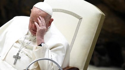 L'état de santé du pape François « reste critique » et on lui a diagnostiqué une insuffisance rénale