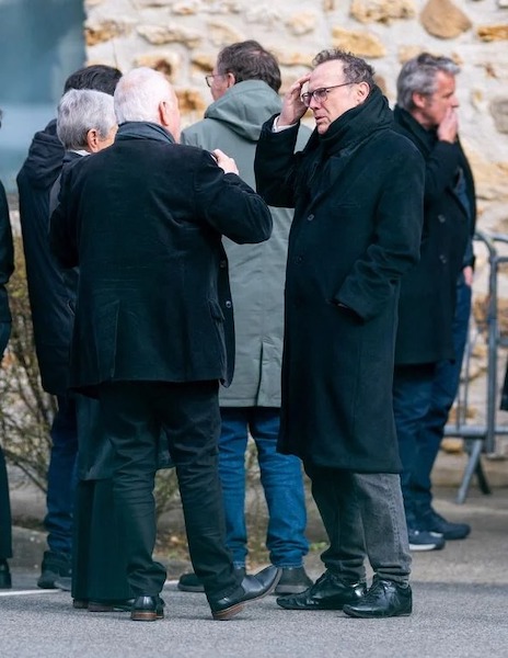 Moment de recueillement pour Herbert Léonard : un de ses proches, star des années 1970, lui témoigne son soutien, avec la présence de Julien Lepers