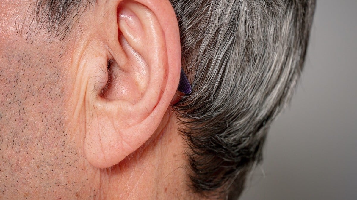 Pourquoi des poils apparaissent dans l’oreille ?