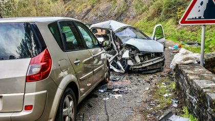 Sortis de la maternité : deux parents tragiquement tués dans un accident de la route dans le nord du Gard, leur bébé gravement blessé