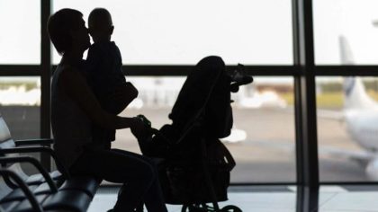 Un veuf bloqué à l'aéroport avec son bébé : une grand-mère intervient pour l'aider !